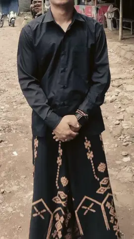في الأساس، المسؤول عن سعادتك وحزنك هو نفسك، لذا توقف عن توقع البشر Pada dasarnya yang bertanggung jawab atas rasa bahagia dan rasa sedihmu adalah dirimu sendiri, jadi berhentilah berekspektasi pada manusia. #arabic #arabicsong #fyp #mashaer #sarungan 
