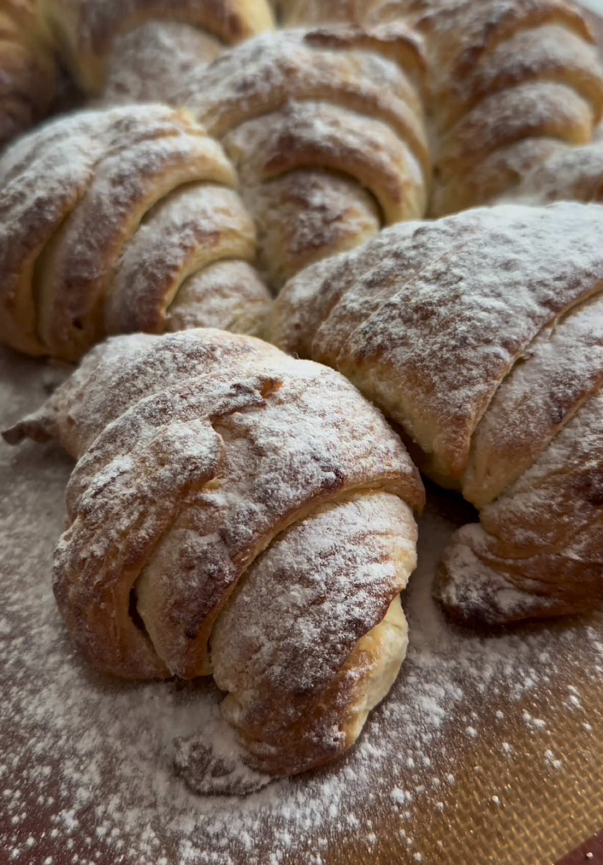 MEDIALUNAS rellenas de DULCE DE LECHE  ( esta receta me la pasó una de ustedes por redes que muy amablemente me la compartió ya que la usaba en su panadería y era la más vendida! la puse a prueba y salió hermosa y me tomé  el atrevimiento de rellenarla)  Masa * 	260 g de leche * 	25 g de levadura prensada  * 	500 g de harina 0000 y algo más para espolvorear * 	75 g de azúcar  •  1 huevo  * 	Para el empaste 200 g de manteca  * 	10 g de sal Vas a unir todos los ingredientes y dejar laudar la masa por 45 minutos.  ( ahí vas haciendo el empate)    Empaste  200 g de manteca ( que estire en film en forma re rectángulo )  Antes de llevarlo a la masa vamos a dejarlo 10 minutos en el freezer.  ( tienen un video paso a paso de cómo hacer este procedimiento más abajo en mi perfil)  Ahora vamos a colocar el empaste en la masa. Vamos a cerrar bien en forma de sobre y súper prolijito. Llevamos a la heladera 15 minutos. Damos nuestra primer vuelta simple. Estiramos y damos otra vuelta simple. Llevamos a la heladera 15 minutos y repetimos este paso una vez más . Vamos a cortar en forma de triángulos y estiramos con palo de amasar para poder enrollar y darle forma ( yo en este momento los rellene pero si queres podes no hacerlo) .  ( si ahí lo podes dejar reposar en la heladera de una día para el otro es mucho mejor). Dejamos leudar 30 minutos y al horno!  Horno 180 grados por 20 minutos.