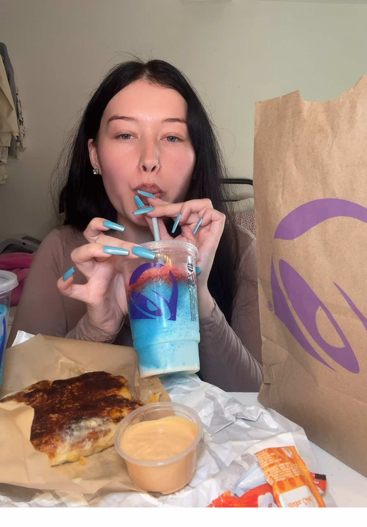 taco bell mukbang  #mukbang #tacobell #eating #eatwithme #Foodie #FoodTok #tacobellmukbang #dippingburritos #cheesydippingburritos 