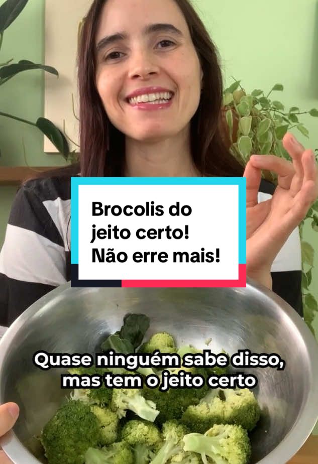 NÃO ERRE AO COZINHAR O BRÓCOLIS!  Sim! Tem jeito certo de cozinhar o brócolis pra você ganhar muito mais saúde e hoje eu te ensino o passo a passo pra você fazer o brócolis do jeito certo! Bora pensar ao contrário!  QUER APRENDER A COZINHAR MAIS VEGETAIS DO JEITO CERTO? Vem fazer meu curso, o “Cozinhando do jeito certo”. Mais de 20 aulas pra você aprender a ter a cozinha mais saudável do mundo! Aprenda também mais de 14 receitas sem glúten, veganas, sem lactose e sem açúcar branco.  LINK NO MEU PERFIL. #brocolis #cozinharbrocolis #brocolisdojeitocerto