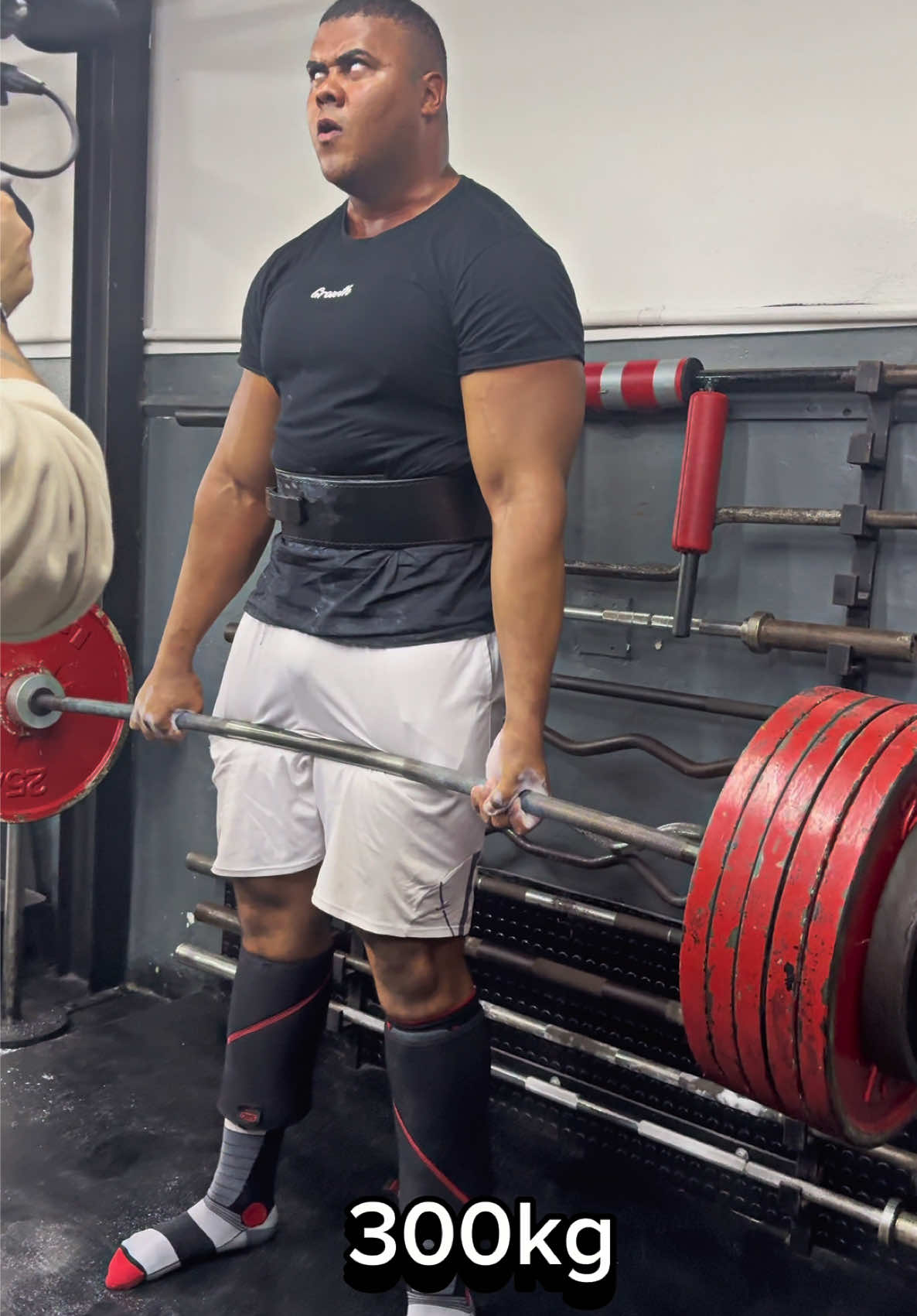 treino de hoje 4 séries de 3reps com 300kg rumo ao campeonato! 🏆🇧🇷🙏 #força #táleve #powerlifting #treino #academia