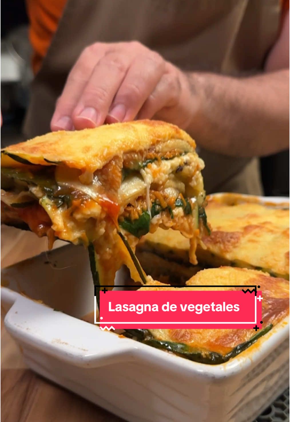 🥦🍅 ¡La lasagna de vegetales que conquistará a todos! 🍆🧀​ Fácil, deliciosa y llena de sabor, esta receta es perfecta para disfrutar y compartir con quienes más quieres. ❤️​ 📣 Ahora es tu turno: ¿Qué otra receta de tu casa te gustaría que preparáramos? ¡Déjanos tus ideas en los comentarios! 👇​ Ingredientes:​ Para las capas:​ 2 zucchinis en rodajas finas a lo largo​ 1 berenjena en rodajas finas​ 2 tazas de espinacas frescas​ 1 zanahoria rallada​ Para el relleno:​ 1 taza de queso campesino Alpina rallado​ 1/2 taza de queso parmesano Alpina​ 1 huevo​ 1/2 cucharadita de nuez moscada​ Para la salsa:​ Salsa Napolitana​ Para la cobertura:​ 1 taza de queso mozzarella alpina rallado​ Hojas de albahaca fresca para decorar​ #CocinemosJuntos #RecetasConAlpina #ConAlpinaSabeMejor