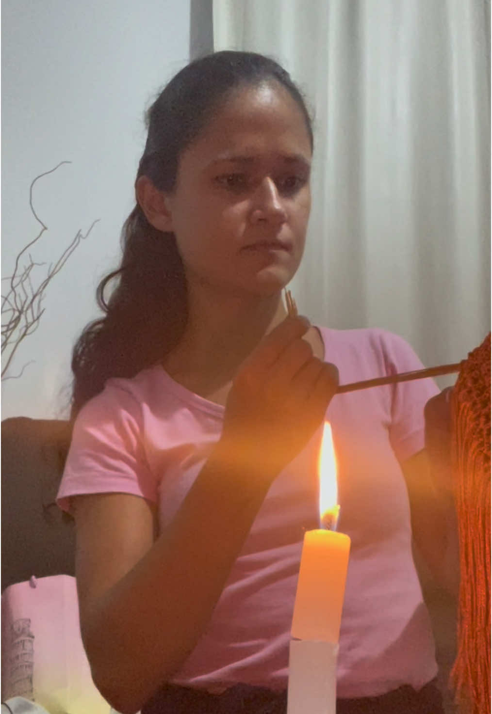 Jantar à luz de velas? Não. Aqui é crochê a luz de velas! 😂 Sem habilidade para isqueiro, zero coragem de usar o fogão, é assim que finalizo as franjas do vestido mais aguardado! Falta pouco para finalmente usá-lo 😍 #croche #crochet #crochedress #fypp #vestidodecroche #vestidoviral 