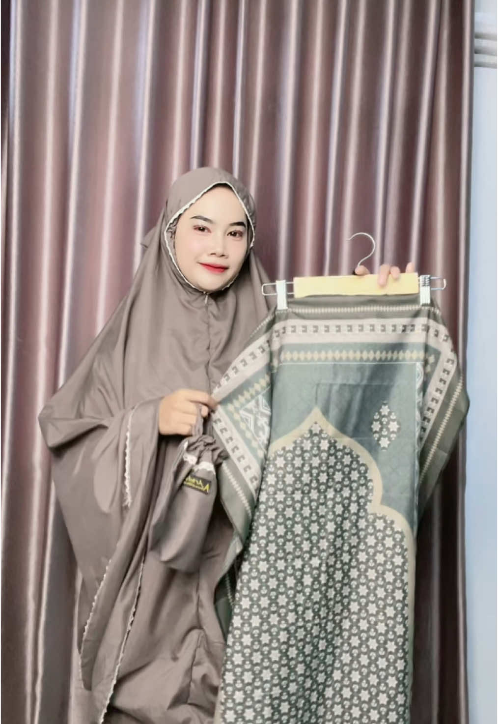 Sebentar lgi bulan ramadhan nihh mukena safa set sejadah cantik bgt buat terawihnyaa🥰  Cek keranjang dibawah #arbifamukena #rekomendasimukena #fyp #mukenahcantik #bahankatun #setsejadah #mukenasafa #bahanadem #nyamandipakai #mukenatraveling #racuntiktok #mukenamurah 