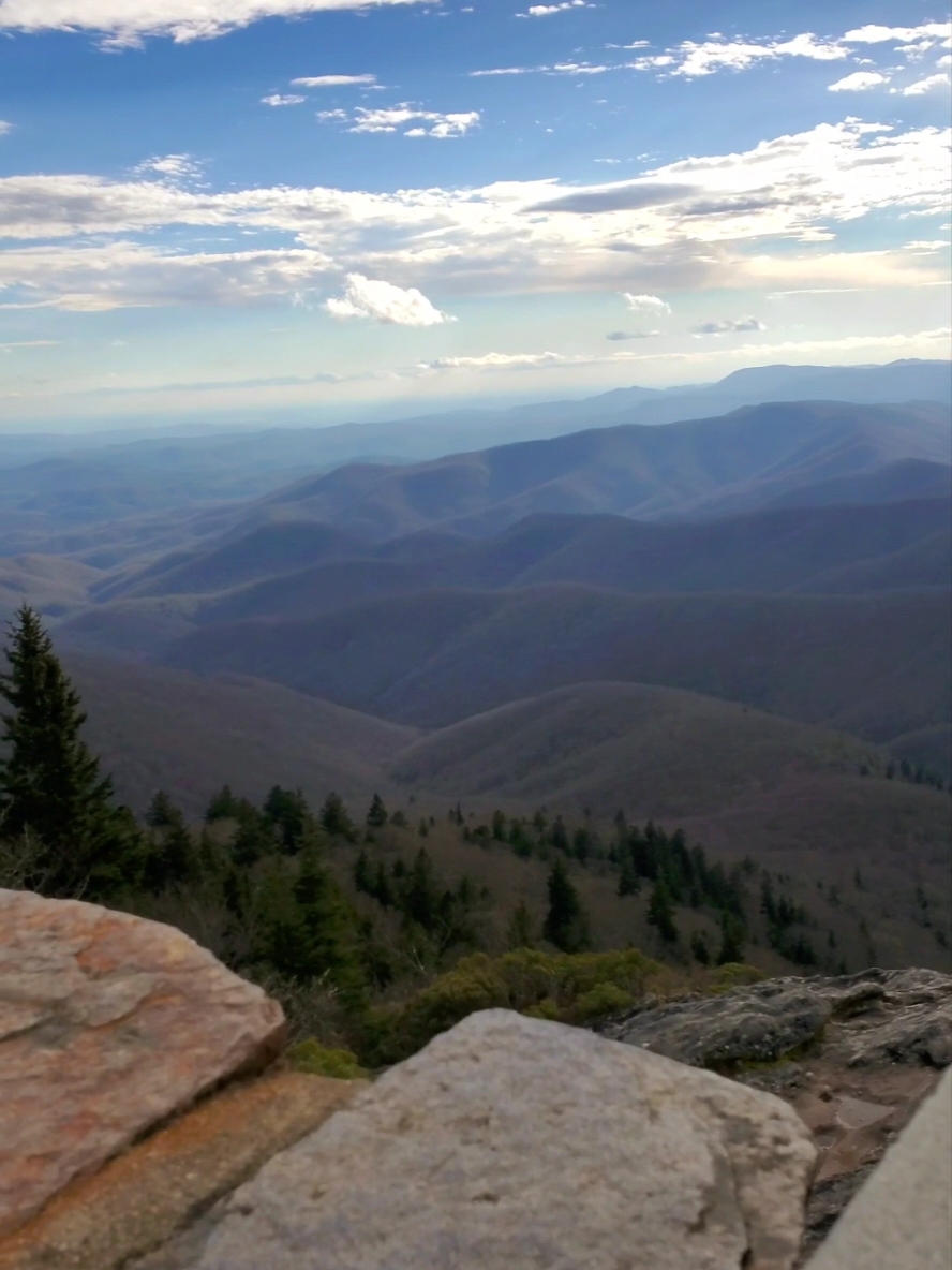 #ncmountains #godscreations #blueridgemountains #blueridgeparkway #beautifullandscape #naturelover #godscanvas  #naturephotographer #mountainlovers 