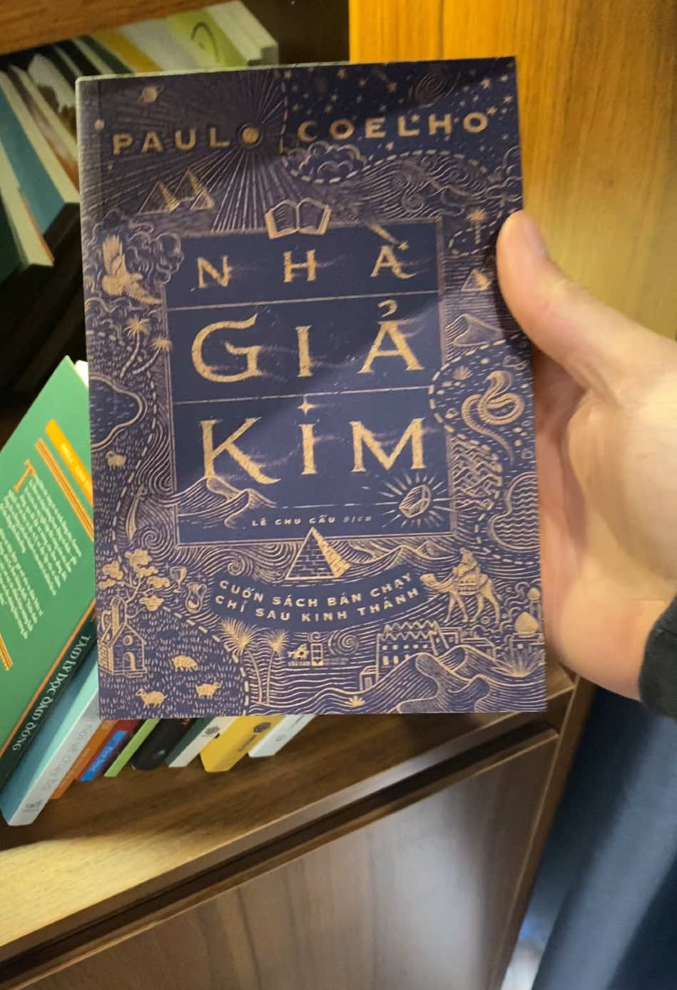 Nhà Giả Kim cuốn sách bán chạy chỉ sau Kinh Thánh#sachhay #docsachmoingay 