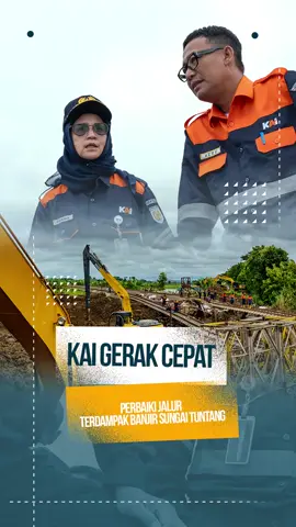 KAI Gerak Cepat Perbaiki Jalur Terdampak Banjir Sungai Tuntang #Railfriends, KAI terus bergerak cepat memulihkan jalur yang terdampak banjir Sungai Tuntang. Ini merupakan hari ke-10 proses perbaikan sejak banjir pertama melanda. Awalnya, konstruksi pertama telah selesai, namun kembali rusak akibat banjir kedua. Kini, KAI menerapkan strategi baru dengan membangun temporary bridge, yang ditargetkan selesai pada 5 Februari 2025. Upaya pemulihan melibatkan banyak tim yang bekerja tanpa henti, termasuk berkolaborasi dengan Kementerian Pekerjaan Umum RI dalam membangun tanggul untuk menghadapi cuaca ekstrem. Saat ini, jalur hilir sudah mulai dinormalisasi, sementara tim jembatan terus menyelesaikan pemasangan perancah dan turap. Jika sesuai rencana, Sabtu nanti tahap pemasangan high beam dapat dimulai. KAI berkomitmen menjamin keselamatan dan kelancaran perjalanan. Yuk, dukung upaya pemulihan ini demi layanan transportasi yang lebih baik!  #keretaapikita #InfoKAI #KeselamatanPrioritas #KAIforSustainability #safetyandsustainability #PenangananBanjirTepat #layananprimakai