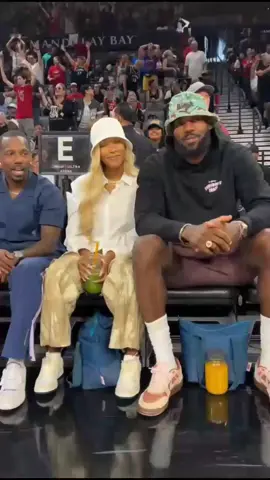 Angel reese observait LeBron James avec un regard séduisante #basketball #angel #reese #player #lebron #usa_tiktok #WNBA #king #james 