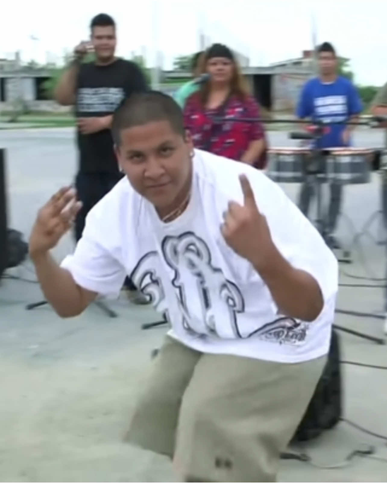 La cumbia rebajada es un subgénero de la cumbia que nació en Monterrey México a finales del siglo XX Se caracteriza por reproducir la cumbia tradicional a una velocidad más lenta lo que le da un sonido más pesado y profundo resaltando los bajos y las percusiones La historia de la cumbia rebajada está estrechamente ligada a la cultura cholombiana y los sonideros de Monterrey Se dice que nació accidentalmente cuando un DJ o sonidero posiblemente Sonido Dueñez o Sonido Imperial tocó un casete dañado o lo reprodujo a una velocidad incorrecta El resultado fue un sonido hipnótico que rápidamente ganó popularidad en las colonias populares del norte de México Sus principales características incluyen un tempo más lento que la cumbia original lo que da una sensación más relajada y bailable un énfasis en los bajos y percusiones creando un efecto casi psicodélico voces más graves y alargadas que le dan un tono distintivo y su uso en sonideros y bailes callejeros donde se combina con luces y efectos visuales La cumbia rebajada es un símbolo de la identidad de los barrios populares de Monterrey especialmente entre la juventud cholombiana Aunque inicialmente fue un fenómeno underground con el tiempo se ha expandido a otras partes de México y el mundo influenciando a artistas contemporáneos y siendo reconocida en la música alternativa