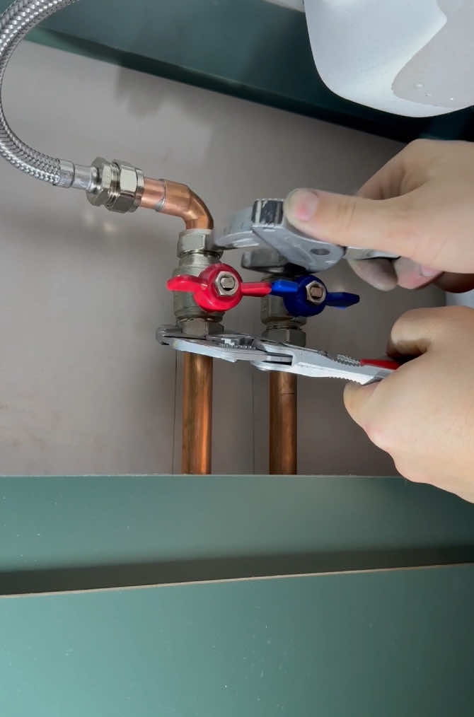 Plumbing up a basin unit like a boss! #asmr #asmrsounds #learn #foryou #mmplumber #viral #plumbing #toolbag #pipes #tools #cleancopper #plumbertools #pressfit #soldering #copper #handtools #work #DIY #howto #plumber 