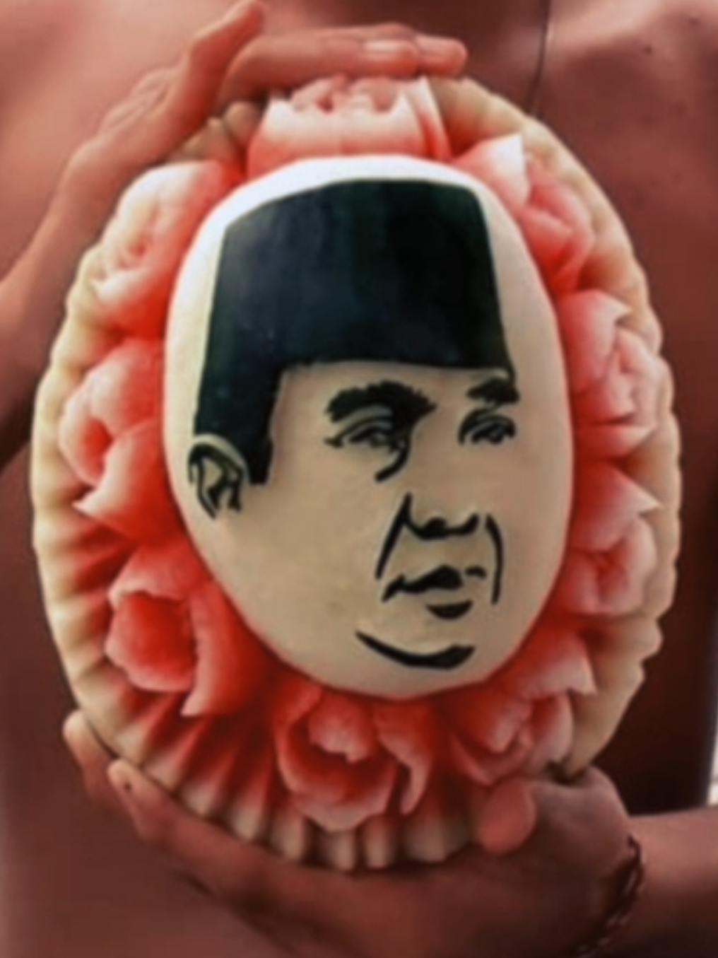 🔪🎃🗡  #fruitcarving #watermelon #semangka #ukiran #watermeloncarving🌹 #buahlangka #carving #carving_fruit #fypage #buahsegar #soekarno #soekarno🇮🇩 #trumbukarang 