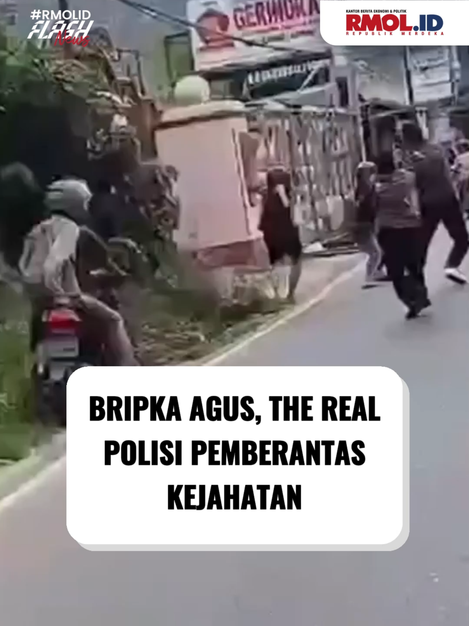 Bripka Agus, The Real Polisi Pemberantas Kejahatan  Bripka Agus Simanjuntak menunjukkan aksi heroiknya di Bandar Lampung.  Dia menghadapi begal bersenjata di Jalan Putri Balau, Kamis, 30 Januari 2025.  Agus langsung turun dari mobil saat melihat warga dalam bahaya.  Pelaku begal menodongkan senjata api ke arah warga yang mengejar.  Tanpa ragu, Agus mengambil senjata laras panjang dan mene*bak pelaku.  Satu begal berhasil dilumpuhkan, sementara lainnya melarikan diri.  Aksinya terekam video dan viral, menuai pujian dari warganet.  Agus dianggap sebagai contoh nyata polisi pemberantas kejahatan tanpa kompromi. Video editor: Andre Rangga #rmol #republikmerdekaonline #polisi #bandarlampung #begal #mobil #warga62