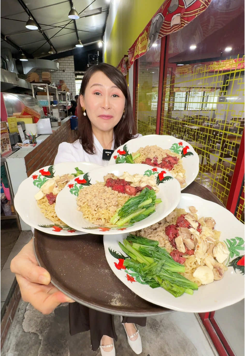 Mie piring blok M viral udah ada di Kedoya lho … gak perlu jauh jauh antri 2 jam , malahan menunya lebih lengkap disini , ada dimsum , bisa ngopi kayak di kopitiam gitu , jangan lupa cobain bihun goreng seafood nya , enak 👍 …  #sibungbung #mukbang #kulinerviral #reviewmakanan 