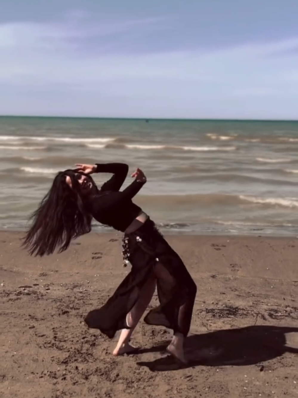 رقص بندری الناز 💃❤️ دریا شمال ایران  . #موزیک_ایرانی #persiandance #raghs #رقص_ایرانی #شاد #dance #fyp #challenge #sea 