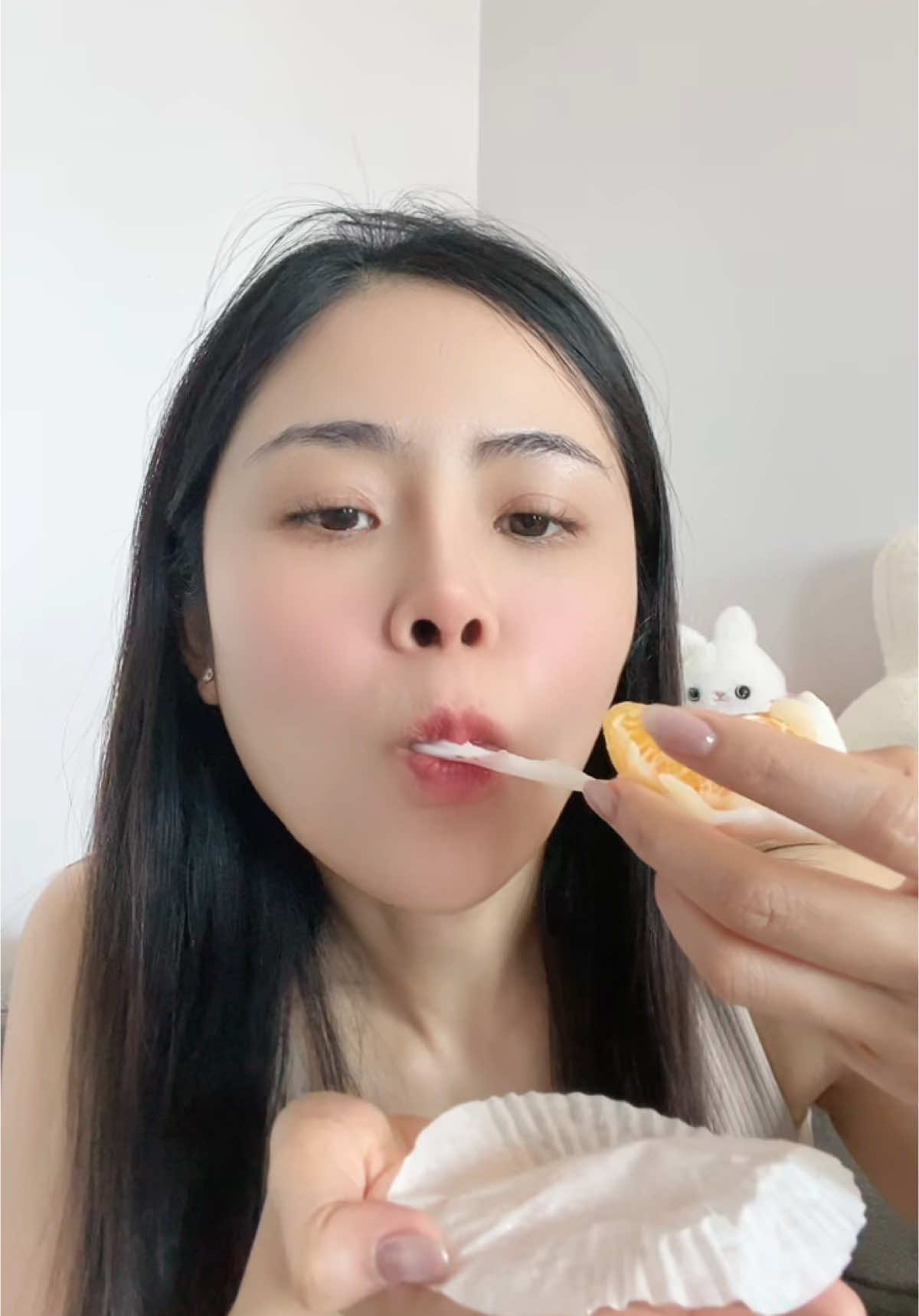 กินเนาะ ไม่ได้ดม😛  โมจิส้มจัมโบ้ @Junenycandy #junenycandy #โมจิส้ม  #bookiimeonlyone #bookiibookii #บุ๊คกี้มีคนเดียว 