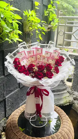 Buket uang 10 lembar 100 ribuan dan 14 tangkai rose bludru premium 😍🥰 Ubur-ubur ikan lele Merah-merah menyala lee #buket #buketbunga #buketuang #buketsnack #buketwisuda #buketmurah #buket10lembar #buketuang100ribuan #buketkarawang #buketklarikarawang #tiktokkarawangkosambi #karawang #karawangtiktok #karawangviral #karawanghitz #uburuburikanlele #fyp #fypage #fyppppppppppppppppppppppp #foryou 