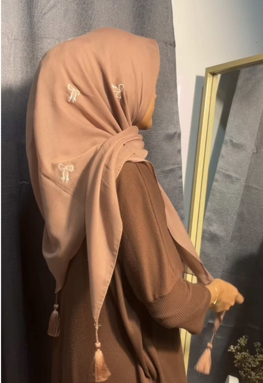 Bahan Paris enak bgt di pake nya🥰 #fyp #hijabviral2025 #segiempatpita #parispremium #parisjadul 