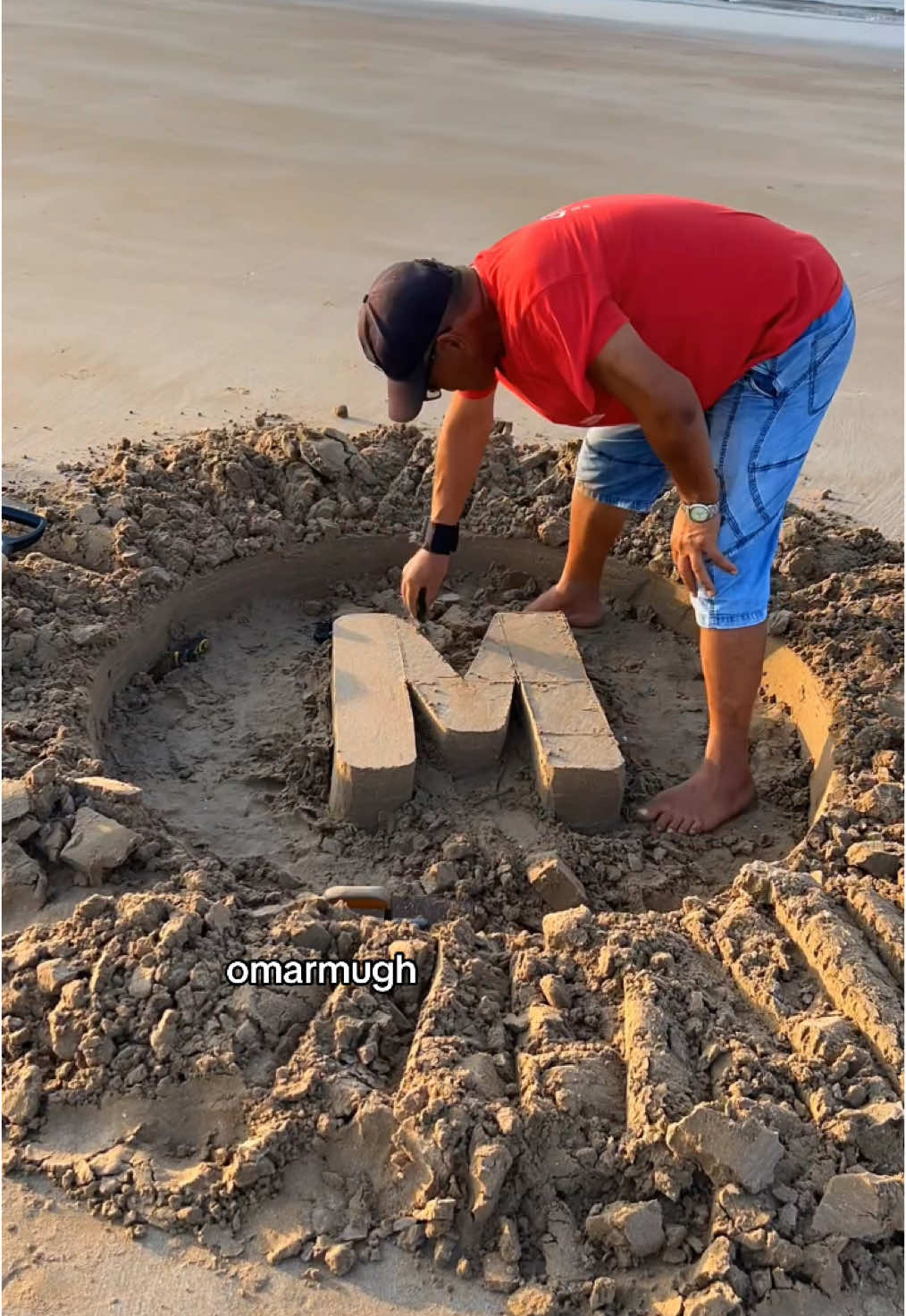 #حروف #m #رسم_على_الرمل #LearnOnTikTok #beachart #howto #infoburst #الامارات #رأس_الخيمة 