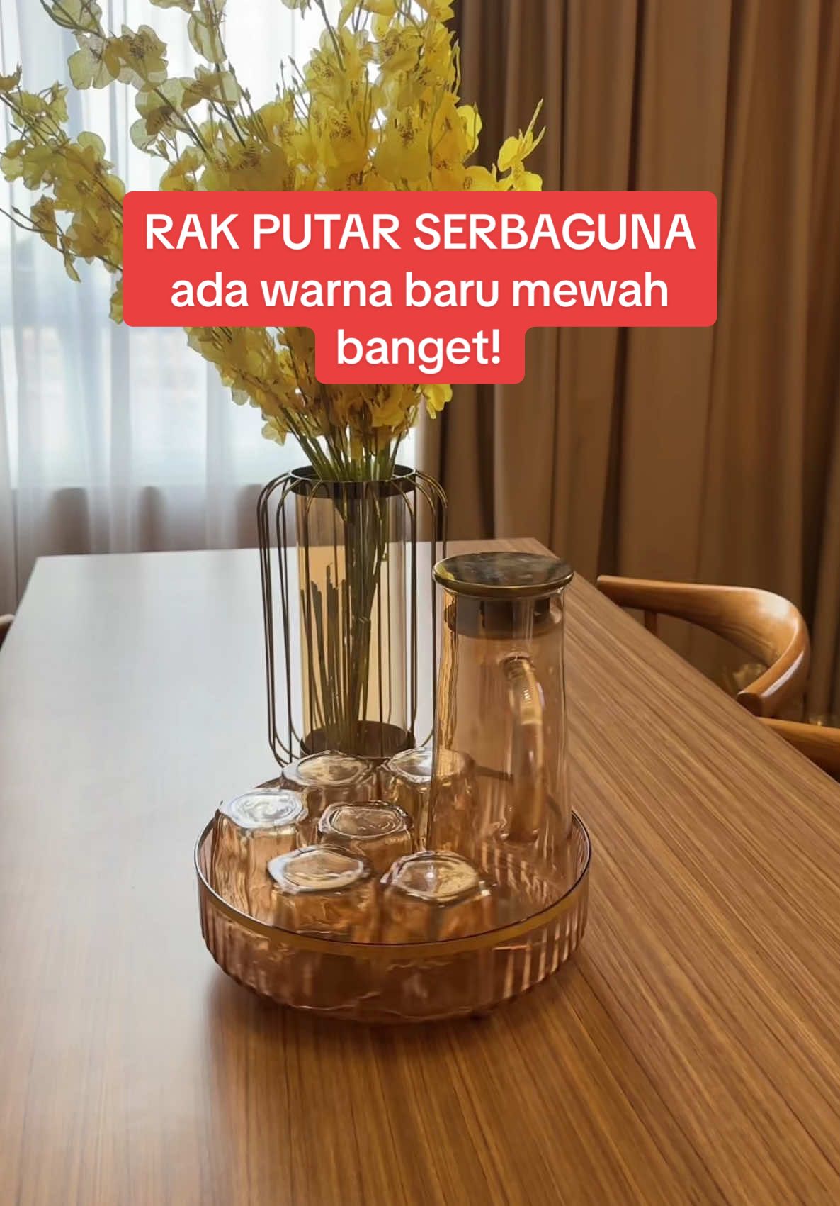 “Kirain meja bakal tetap berantakan, ternyata ada solusi sekeren ini! 😍” ✨ Rak putar serbaguna ini beneran bikin hidup lebih rapi! Bisa buat: ✅ Tempat toples biar gampang ambil snack ✅ Botol air mineral tetap teratur ✅ Seteko & perlengkapan dapur makin rapi ✅ Kosmetik nggak berantakan lagi ✅ Banyak lagi yang bisa ditaruh di sini! Meja langsung keliatan lebih estetik & nggak sumpek! Yuk, buruan checkout sebelum kehabisan! 💖 . Berikut hashtag berdasarkan foto yang Anda kirim: #RakPutar #RakPutarSerbaguna #RakPutarAirMineral #RakPutarKosmetik #RakPutarAesthetic #RakPutarBumbuDapur #RakPutarDapur #RakPutarLebaran #RakPutarMinuman #RakPutarSkincare #RakPutarAkrilik #yearendsale #wibgajian #Gebyarbelanjajanuari #cuantanpabatas #megaguncang1212 