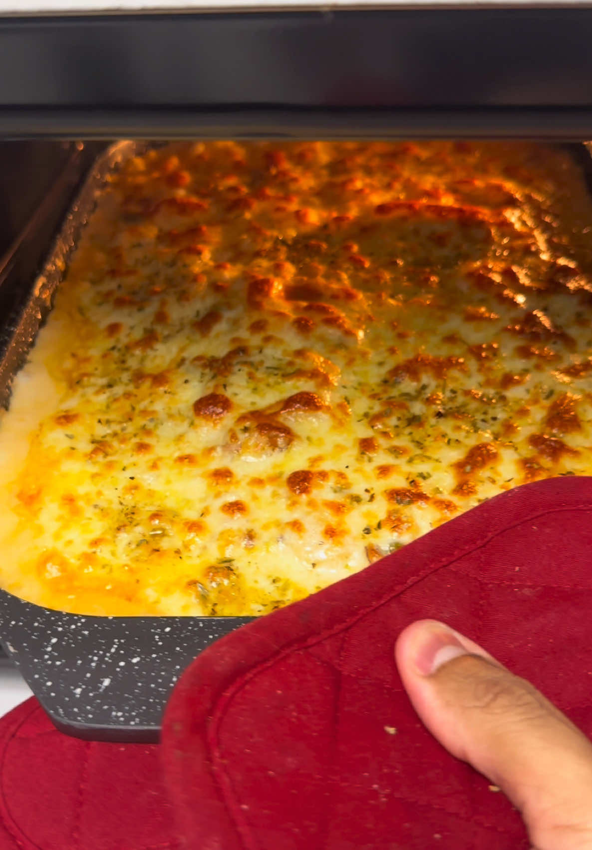 Macarrão de forno 🧀 @Brasil Atacadista  Já salva esse vídeo pra jantinha do fim de semana 😍✨ Ingredientes:  500g de carne moída  150g de bacon  1 cebola  3 dentes de alho  1 tomate  Páprica, chimichurri, sal e pimenta  1/2 lata de milho  1/2 lata de ervilha  1 colher de shoyu  1/2 xícara de extrato de tomate  Água  Molho de pimenta  Salsinha picada  Molho branco 2 colheres de manteiga  2 colheres de trigo  800ml de leite  Sal, pimenta e noz moscada 1kg de macarrão de sua preferência  Queijo mussarela . #receitas #dicas #macarrao #dica #receitafacil #receitasimples #cozinha #queijo #carne #chef