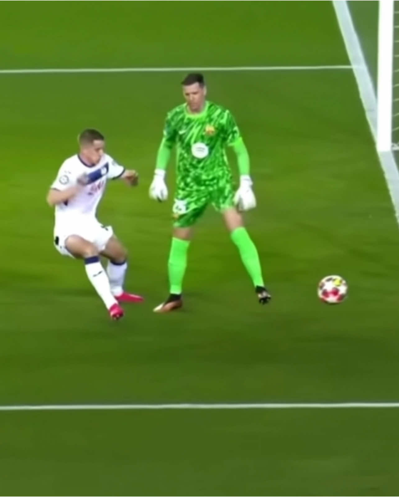 بهكذا طريقة اصبح حارس برشلونة يخرج من الضغط وين ايامك يا شتيغن #stegna #barcelona #ter_stegen #برشلونة #champions #تشيزني #
