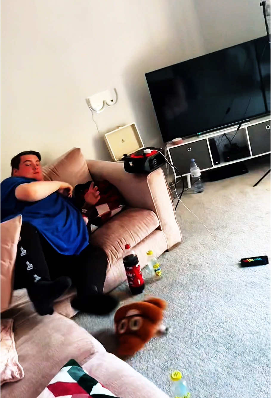 His face is so cute #scare #prank #funnyprank #viralvideo #fypシ #tiktok2025 #trending #funnyvideo #jumpscare #scareprank #newyear #funny 