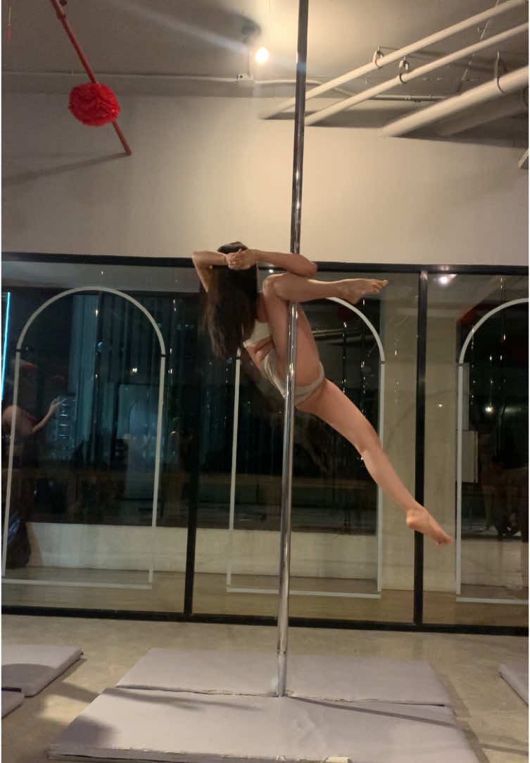 คลาส Pole เย็นวันพฤหัสของ @choopacher 🫘 เป็นคลาสที่เราชอบที่สุดเลยยยย 🤍 ยากมากๆ แต่ก็สนุกและท้าทายสุดๆ ถึงแม้จะทำไม่ค่อยจบรูทีนก็ตาม 555 🫣😂 #pole #poledance #โพลแดนซ์ #workouts #workoutmotivation #heathylifestyle #ออกกําลังกาย 