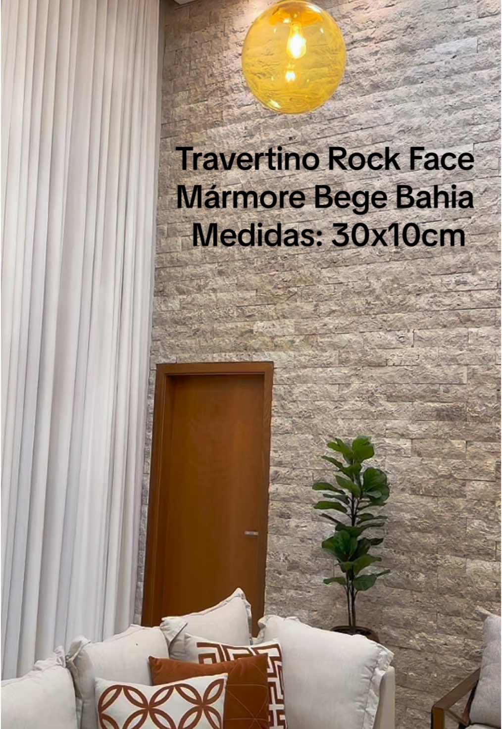 📌Travertino Rock Face  Mármore Bege Bahia   Medidas: 30x10cm - Efeito Rústico  - Estética natural  - Valoriza o ambiente Sua textura única é tonalidades suaves criam um ambiente de sofisticação e tranquilidade.  Perfeitos para espaços que falam a linguagem da elegância. 📲Consulte-nos (62) 98559-3255 / 3097-3536 #revestimento #marmore #travertino #travertinomarmore #casacor #interior #acabamentosmarmore #arquitetura #mármore