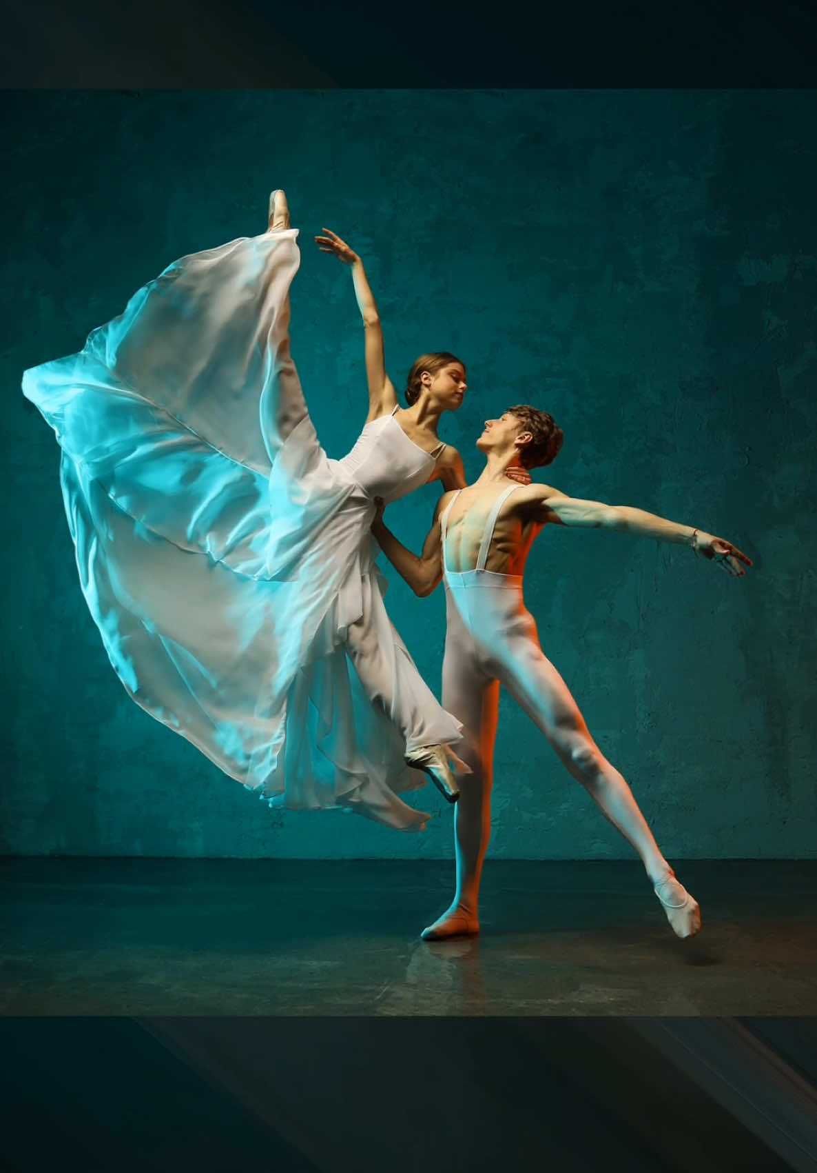 Model poses for photoshoot📸 #ballet #photography #balletphotography #art #print 