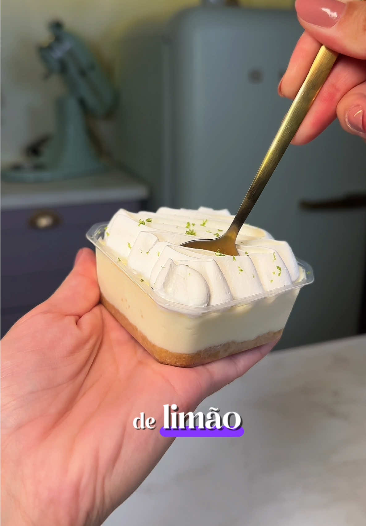 Tortinha de limão no pote- uma ótima opção de sobremesa para refrescar esses dias de calor! ☀️ Para fazer a montagem dessa tortinha, utilizei a receita da minha Torta de limão, que ensino no curso Tortas de Vitrine 2.0 (o link para você conhecer está na bio) As quantidades que usei para a montagem de cada potinho foram 👇🏻 20g de base de biscoito 100g de mousse de limão 25g de chantilly batido  Raspas de limão para finalizar  Com uma receita completa da torta de limão rende 16 potinhos de 150ml! Agora me conta aqui o que você achou dessa opção de torta no pote 💟👇🏻