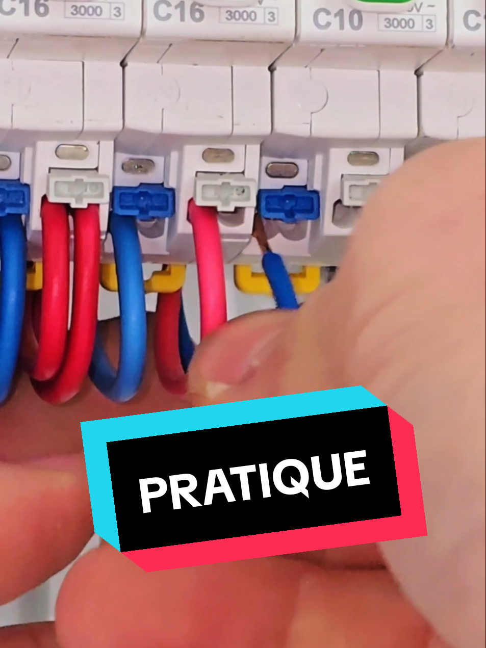 Tableau électrique avec disjoncteur très très pratique  voilà un ptit bout de vidéo sur le branchement d'une rangée de disjoncteur et du raccordement d'un interrupteur differentiel pour l'installation électrique d'une maison neuve, je vous la fait juste avec le son des disjoncteurs et des fils électriques 😊 #lesdisjonctés #electricien #electrician #sparky #sparkylife #disjoncteur #tableauelectrique #fuseboard #interrupteurdifferentiel 