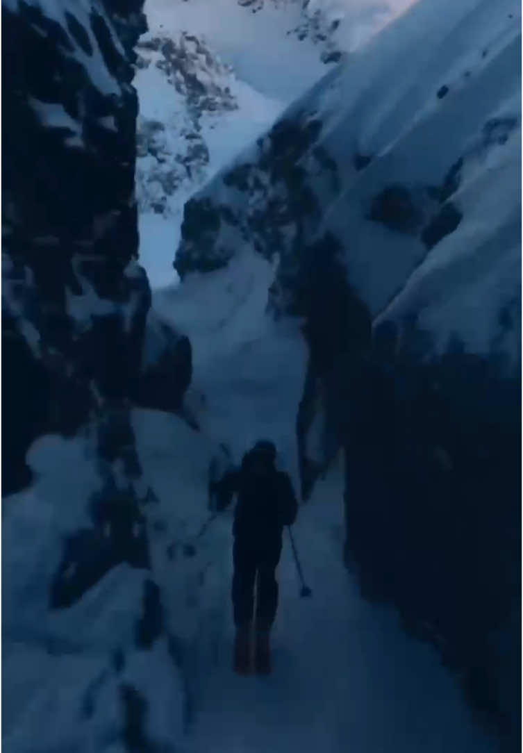 @Alex Hackel at the famous “Vagina” couloir in @engelberg.titlis 😲🔥 Credits: @alexhackel @Skimanguy  #skiing #freeskiculture #skiseason #powderseason #freeskiing #skitok #performedbyprofessionals 
