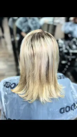 Old money blonde 💸💸 warming up this over washed tones and finishing with a good chop scissors ✂️ @urbanhairandbeauty @moodhairproducts #moodhair #oldmoneyblonde #bobhaircut 