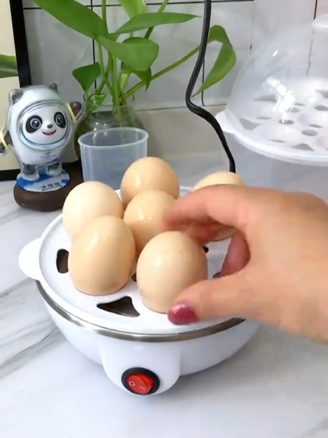 🥚🧡 Novidade na Mix Utilidades! 🧡🥚 O Cozedor de Ovos Elétrico Portátil chegou para transformar sua rotina na cozinha! 🏡💡 Com ele, você prepara ovos cozidos, pochê ou mexidos de forma rápida, prática e saudável, mantendo todos os nutrientes e garantindo uma textura perfeita. Segunda feira chega na loja de Balneário Camboriú🧡🤩  ✅ Cozimento a vapor para preservar os nutrientes ✅ Bivolt e portátil, ideal para casa, trabalho ou viagens ✅ Versátil: além de ovos, também cozinha legumes, salsichas, camarão e até pequenas porções de arroz! 🍚🥦 ✅ Fácil de usar e limpar com sistema de desligamento automático Perfeito para quem ama praticidade! 🥰🧡 Aproveite essa novidade por apenas R$59,99 😱😱 e facilite sua vida na cozinha. Referência: 85211