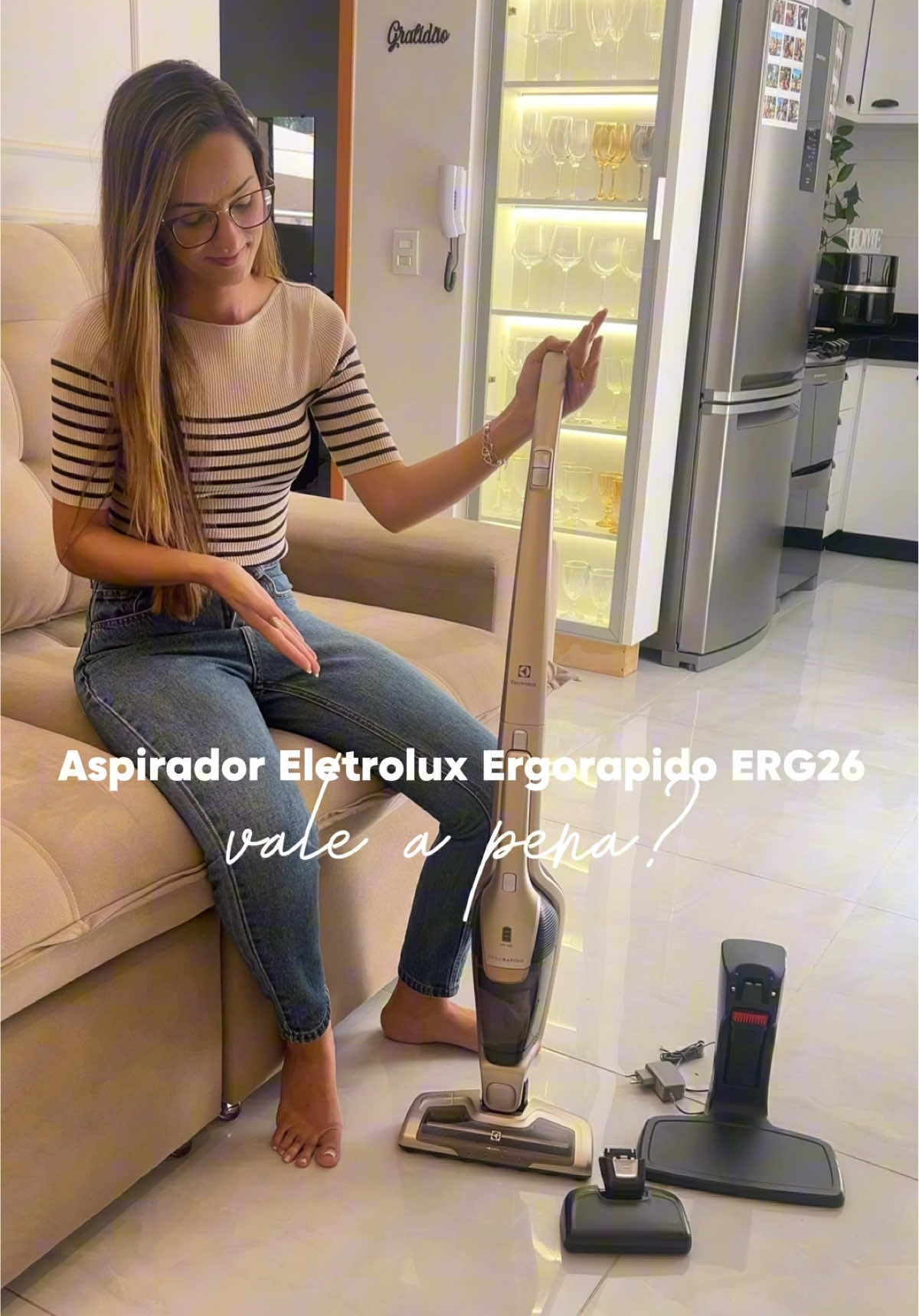 Esse é o Aspirador de Pó Vertical sem fio Electrolux Ergorapido 2 em 1 ERG26 ☑️ . Pra mim valeu cada centavo, cada investimento, indico principalmente pra quem tem pet! 😍 . Eu precisava de um aspirador que me ajudasse não só com a questão da poeira, mais também na questão dos pelos, e serio ele me atendeu demais, sigo amando! ♥️ . #dicasdecasa #aspiradordepó #aspirador #dicas #apartamento #paisdepet #aspiradoreletrolux #donadecasa #cuidadoscomolar