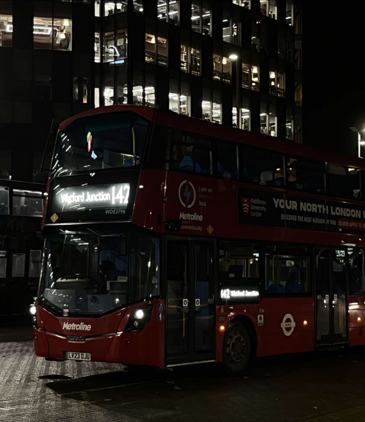 Legend Driver 🤝 | Metroline Edgware’s (EW) WDE2796 (LV23DJU) leaves Watford Junction Station on 142 to Brent Cross, Shopping Centre with flashes and assault alarms. @Eren #fyp #bus #foryou #driver #ratp #sl9 #electroliner #metroline 