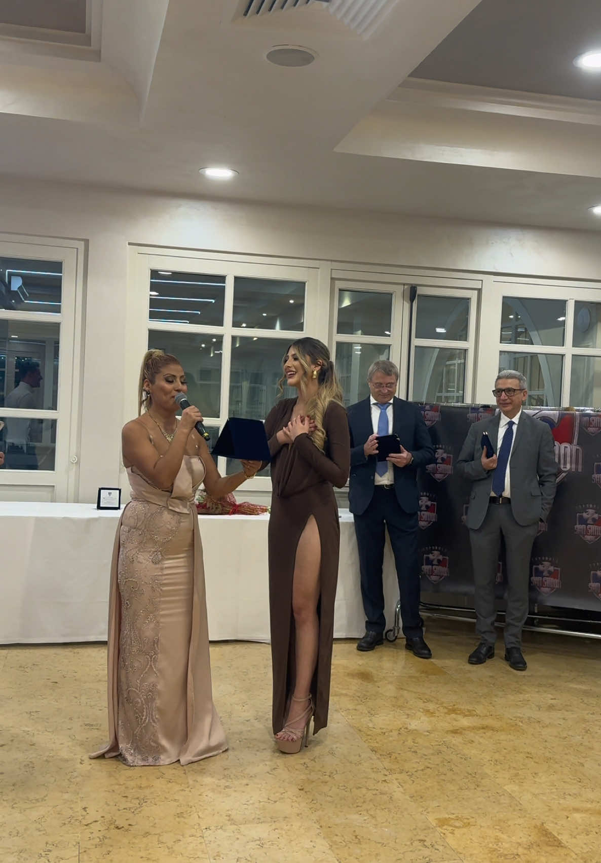Un Poco de la gala que vivimos con mi familia @San Simón Sucre Italia  Que momentos más mágico, me los llevo en el corazón de la forma más linda e inolvidable posible , gracias gracias a mi querida familia, los amo por siempre 💙❤️ #caporal #italia #sansimonsucre #fyp #travel #europa 