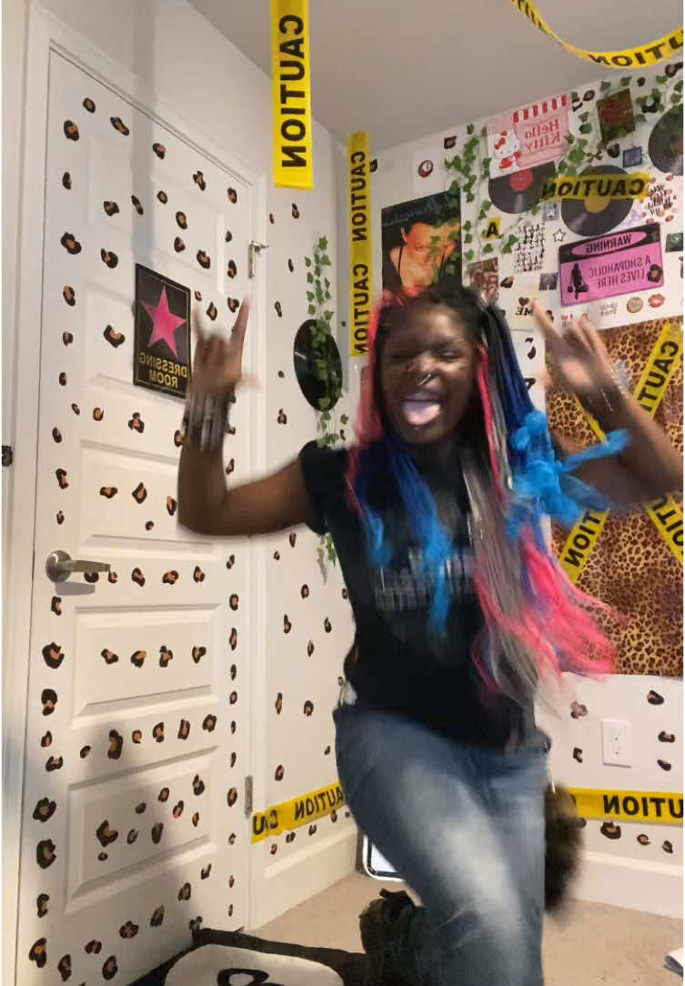 The scream was actually real, some pieces of my hair got caught into my piercings😭😭🙏🏾