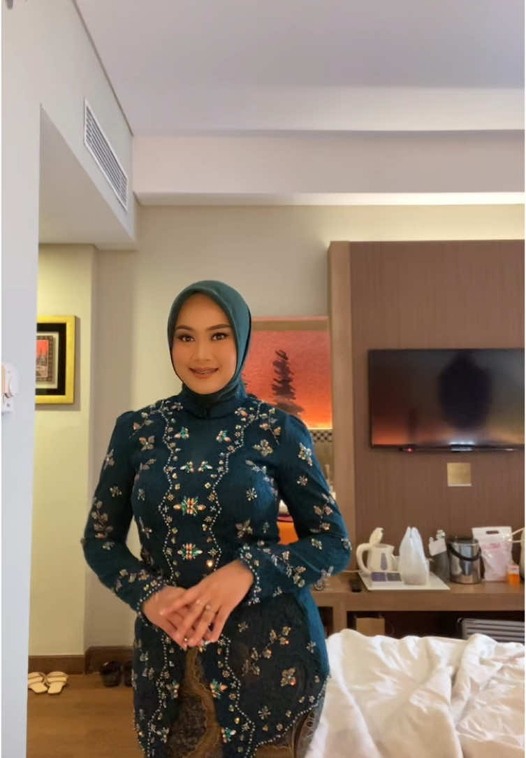 masyaAllah🥹✨ burung phoenix dan kebaya yang cantik #kebayawisuda 