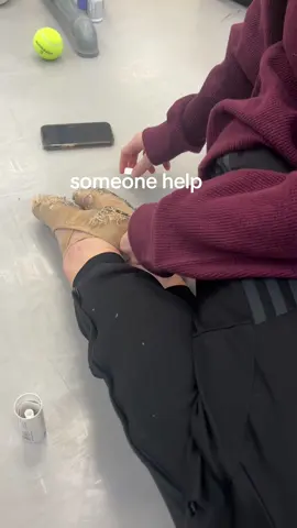 yall what is happening #ballet #ballettok #ballerina #dance #pointeshoes #ballerinalife #help 