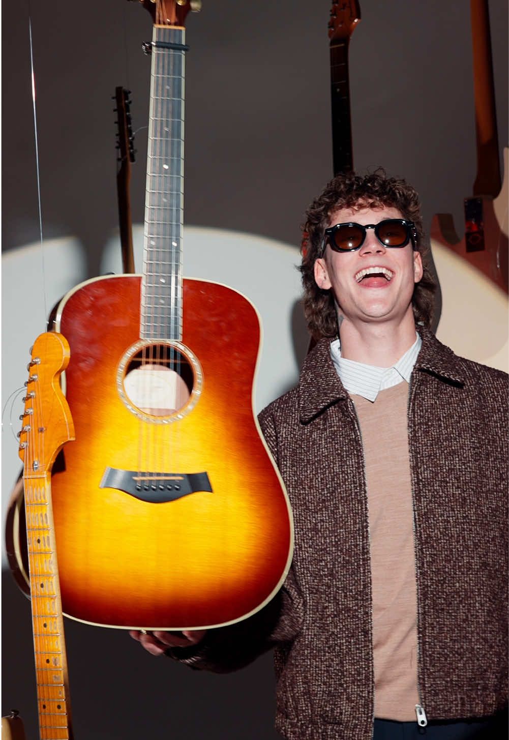 Cameron Whitcomb shares exclusive Paris footage to celebrate his new single “Hundred Mile High”! What do you think of the new track? @Cameron Whitcomb 