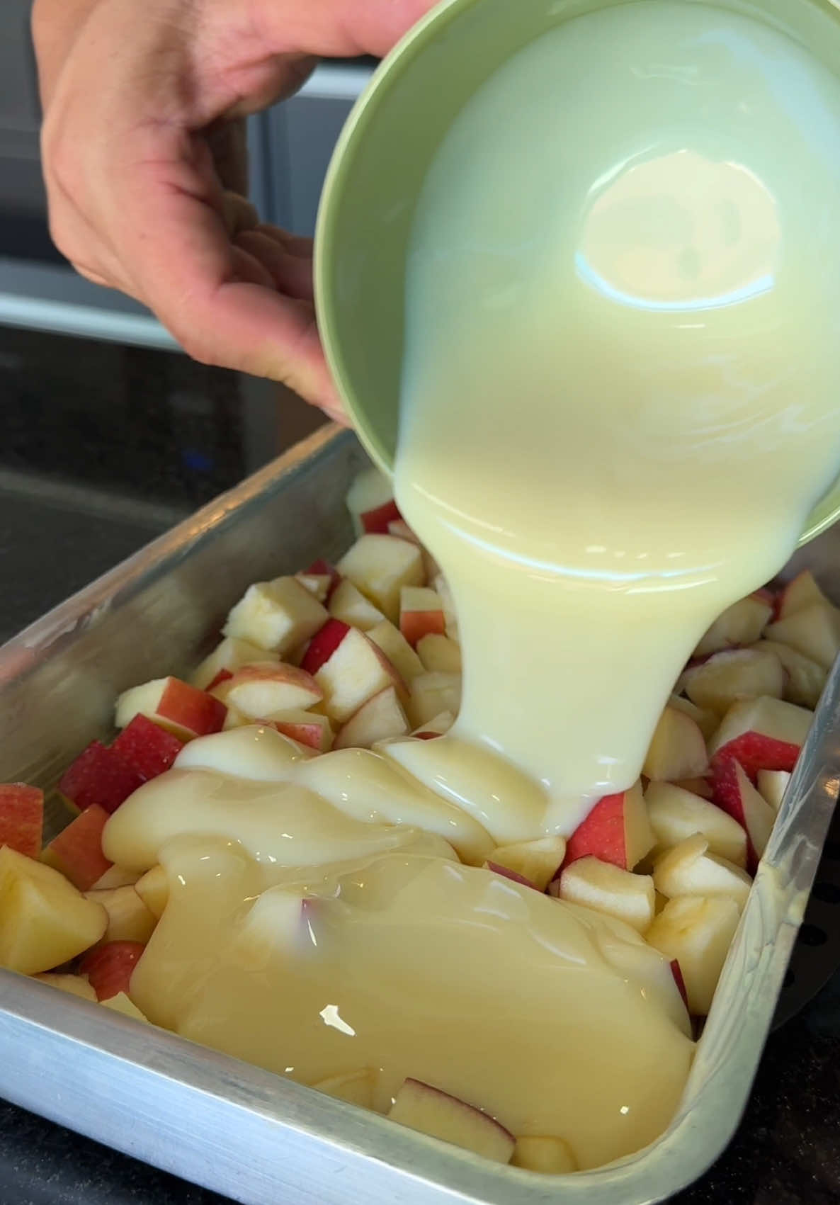Adicionei leite condensado nas maçãs e nunca mais comi de outra forma! 📍 INGREDIENTES: 400g de maçã picada 400g de leite condensado  3 ovos 150g de açúcar 120ml de óleo 250ml de leite 1 cc de canela em pó 200g de farinha de trigo 1 cs de fermento em pó  🎥 Passo a passo no vídeo #explorar #receitas #bolo #maçã
