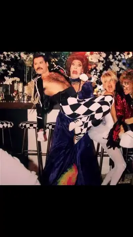 . “…sometimes I feel I’m gonna break down and cry, so lonely, nowhere to go, nothing to do with my time, I get lonely, so lonely, living on my own…” . A #FreddieFriday in the name of the 1993 remix of #LivingOnMyOwn! This song, originally released in 1985 as part of the album #MrBadGuy, achieved a huge success years later thanks to the remix of #NoMoreBrothers, which turned the song into an overwhelming dance anthem. The remix reached the top of the charts in several countries, giving #FreddieMercury a well-deserved posthumous success and making millions of fans dance around the world. A timeless classic that keeps us moving! 💃🏻🕺🏻🪩 . 🎥: Official #LivingOnMyOwn (#NoMoreBrothersMix) music video by #FreddieMercury (1993). . #JohnDeacon #BrianMay #FreddieMercury #RogerTaylor #QueenBand #LivingOnMyOwn #NoMoreBrothersMix #90s
