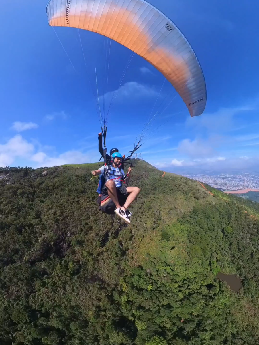 A vida não tem limitações, exceto aquelas que você cria 🫡🪂 . . . . . #paraglider #governadorvaladares #valadares #gv #picodaibituragv #aventura #adventure #salto #paraquedas  #gopro #drone #insta360 