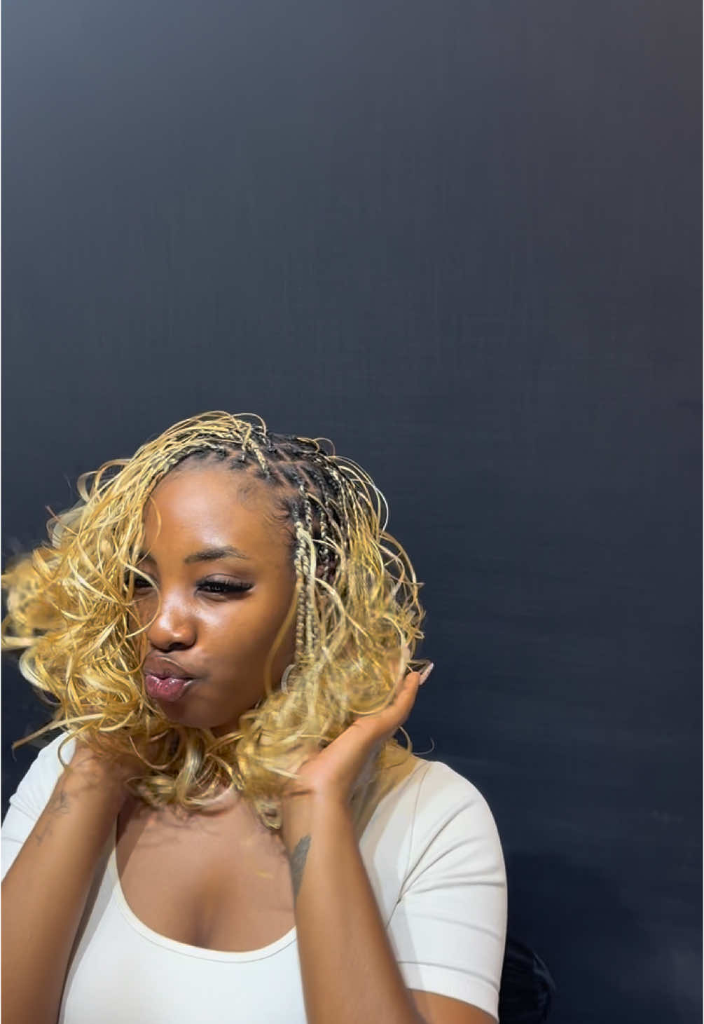 Blondes have more fun!  French curl boho braids 🥰 #fyp #foryourepage #londonhairstylist #lagoshairstylist #blackgirlmagic #braider #bohobraids #goddessbraids 