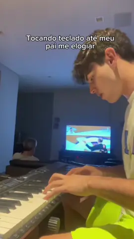 Alguém conhece a música? ( To começando a tocar agora por isso não ta tão bom❤️)
