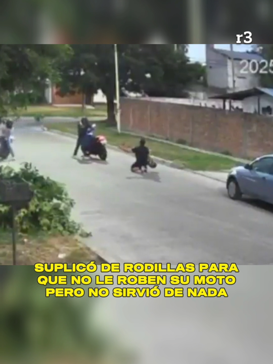 🥺😭🙏🏼SIN PIEDAD ALGUNA Un joven fue víctima de un feroz robo en la zona oeste del conurbano bonaerense, en el que dos delincuentes se apropiaron de su moto.  Desesperado por no perder su único medio de transporte, el hombre se arrodilló y suplicó a los motochorros que no se la llevaran. Pese al pedido de la víctima, los delincuentes se llevaron su vehículo, dejando al joven llorando sin consuelo en el lugar.