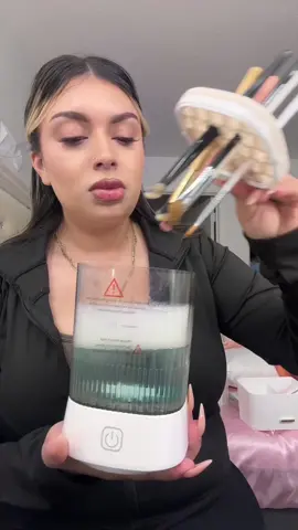 MAKEUP BRUSH CLEANING MACHINE ! No longer will be washing my brushes by hand!! #makeupbrushes #makeupbrushcleaning #acnemakeup #skincareroutine #makeupbrushcleaning #skincare#automaticbrushcleaner #cleanbrushes #tiktokshopfinds #fyp™ #TikTokShopCreatorPicks #tiktokmademebuyit #tiktokshopfinds #spotlightfinds #viral #prettygirIglaze 