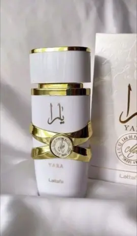 Yara Moi  🍑 🌸✨🤍 Conhecido como Yara Branco, Yara Moi apresenta uma fragrância requintada de âmbar que cativa os sentidos. É mistura perfeita de notas de jasmim e pêssego, habilmente misturadas com caramelo para criar uma fragrância verdadeiramente única. As notas de base de sândalo e patchouli fornecem um perfume duradouro e sedutor. Lattafa Yara Moi Eau De Parfum é perfeito para qualquer ocasião, seja uma noite com amigos ou um encontro especial. Este perfume certamente chamará a atenção e deixará você se sentindo confiante e sofisticado.