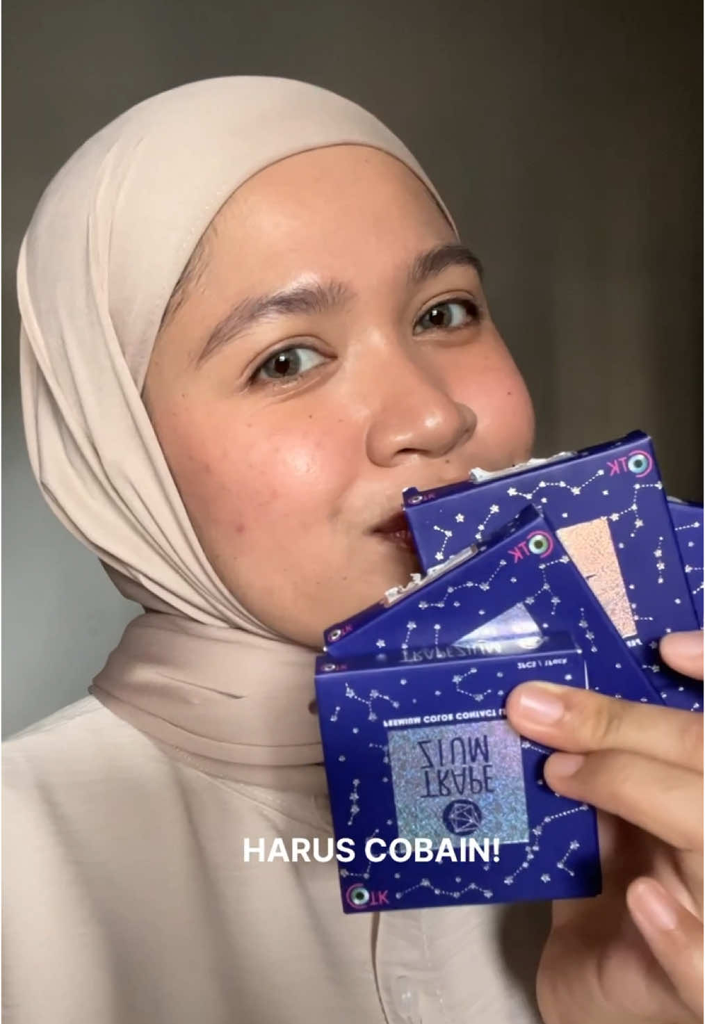 sekali nyobain, aku langsung sukaaaa! btw di link kerkun sering banget kasih promo besar di tanggal kembar, loh.  di 2.2 nanti bakal ada Voucher khusus jd jangan lupa masukkin keranjang kuning sekarang biar ga ketinggalan! #softlens ##rekomendasisoftlens #softlensnyaman #softlenspemula #fyp #viral #makeup #eyemakeup 